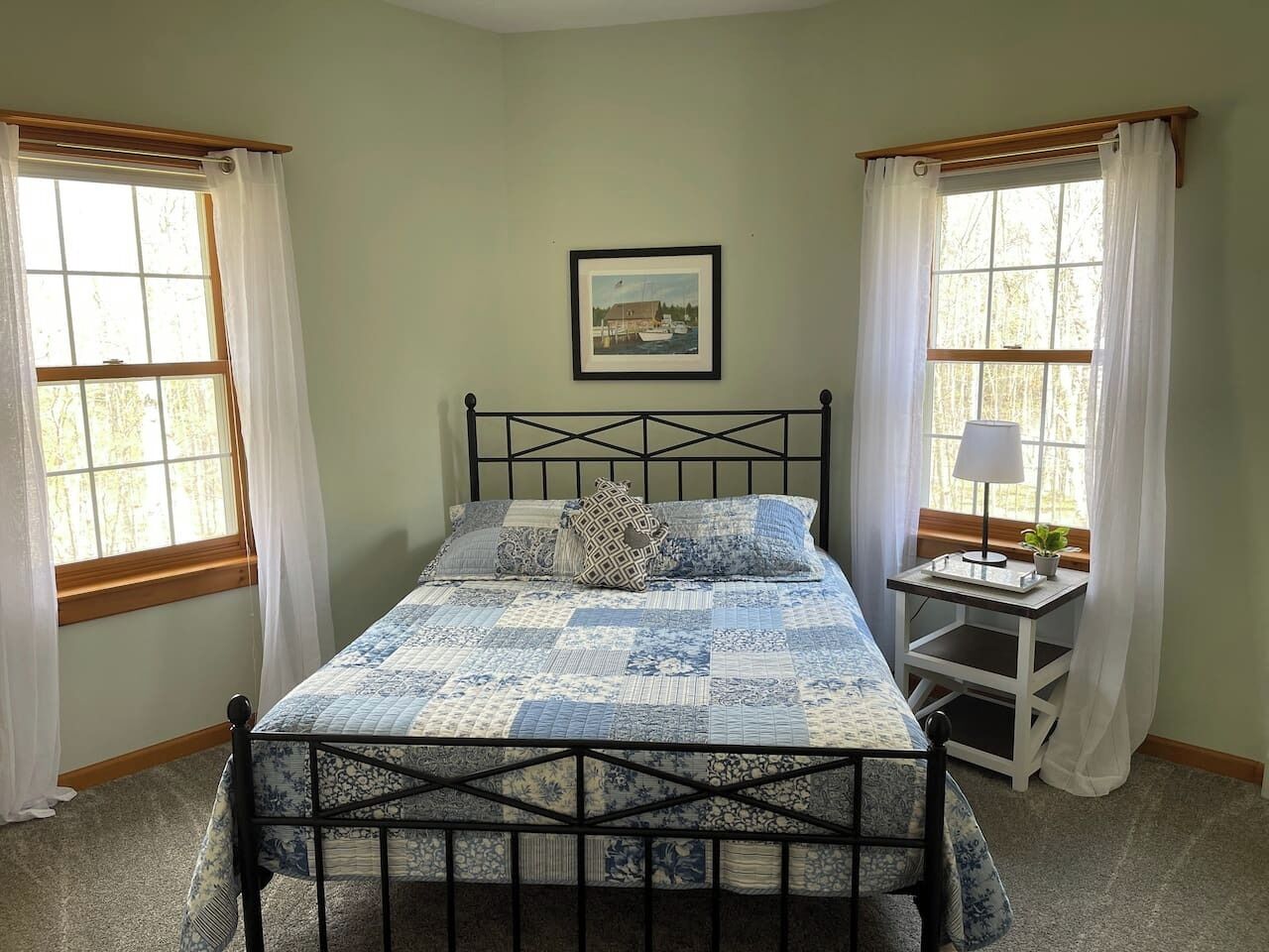 Schreibtisch, Bügeleisen/Bügelbrett, Reisekinderbett, WLAN