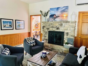 Una televisión, una chimenea