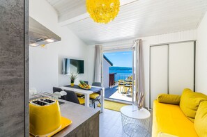 Living area - Fantastic apartment just 600 metres from the sandy beach with gym, sea view, pool (Crikvenica)