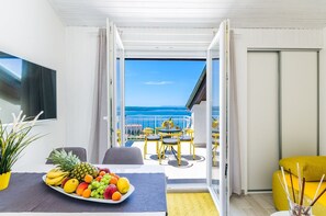 Dining - Fantastic apartment just 600 metres from the sandy beach with gym, sea view, pool (Crikvenica)