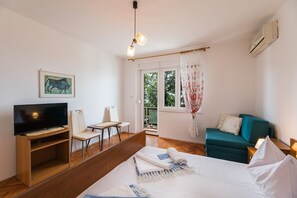 Escritorio, wifi gratis y ropa de cama 