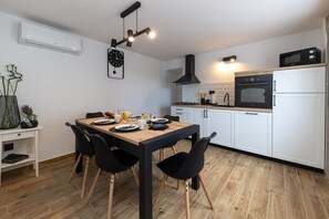 Kühlschrank, Mikrowelle, Herdplatte, Geschirrspüler