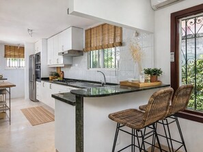 Fridge, microwave, oven, dishwasher - Mediterranean villa with Internet, air conditioning and pool (Estepona)