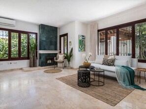 TV, fireplace - Mediterranean villa with Internet, air conditioning and pool (Estepona)