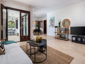 TV, fireplace - Mediterranean villa with Internet, air conditioning and pool (Estepona)