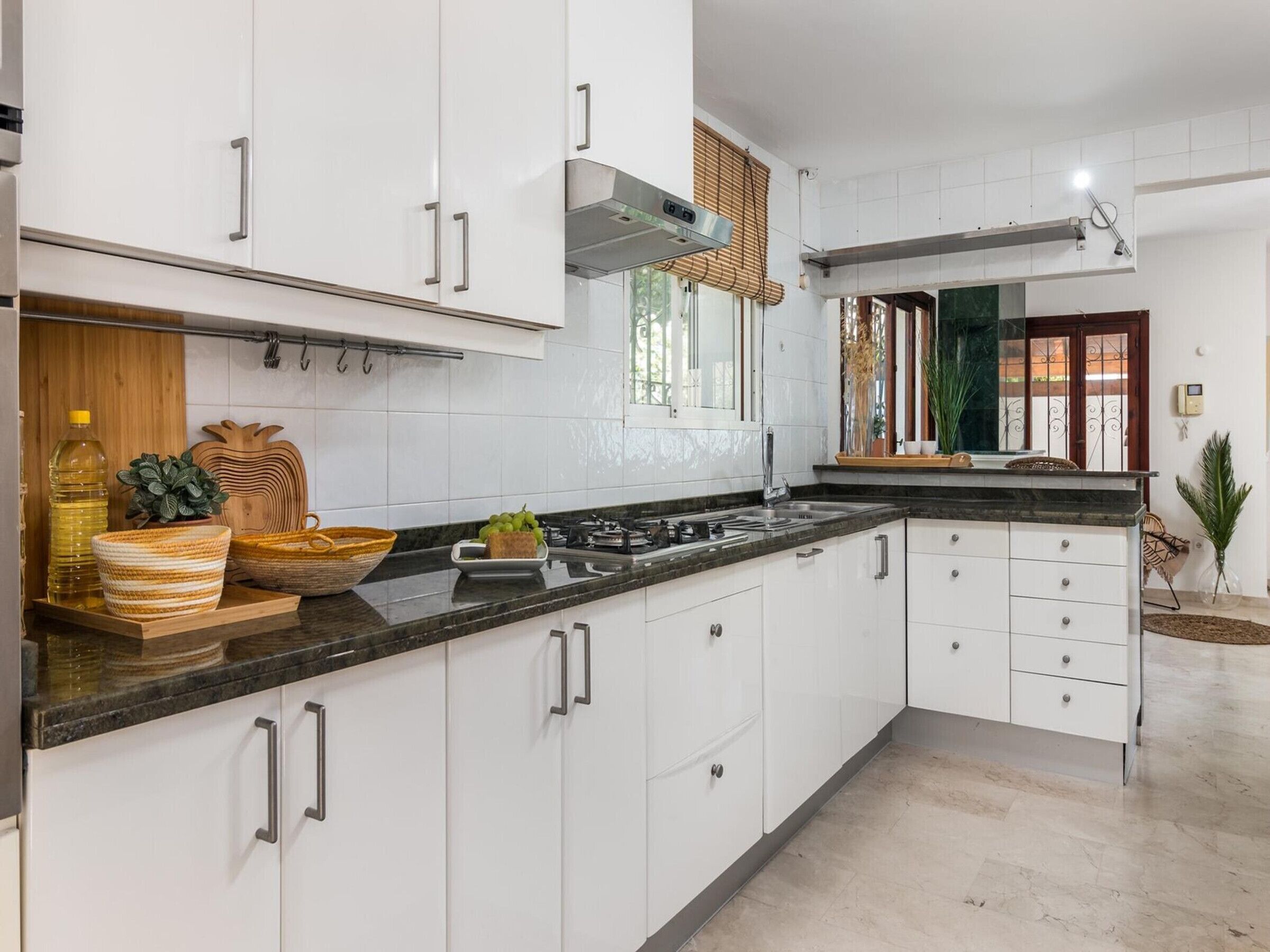 Kühlschrank, Mikrowelle, Ofen, Geschirrspüler