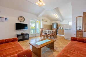 Living area - Charming apartment just 800 metres from the beach with stunning sea views (Crikvenica)