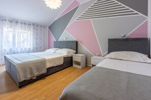 2 bedrooms, desk, free WiFi, bed sheets - Charming apartment just 800 metres from the beach with stunning sea views (Crikvenica)