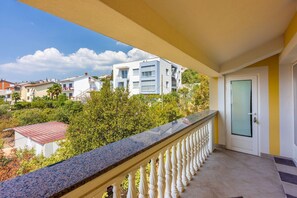 Property grounds - Charming apartment just 800 metres from the beach with stunning sea views (Crikvenica)