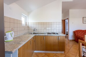 Fridge, stovetop, coffee/tea maker, cookware/dishes/utensils - Charming apartment just 800 metres from the beach with stunning sea views (Crikvenica)