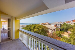 Property grounds - Charming apartment just 800 metres from the beach with stunning sea views (Crikvenica)