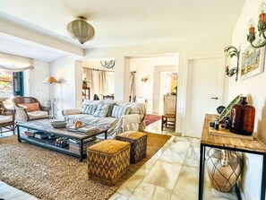 TV - Villa Alfredo in Estepona: 4 bedrooms near the beach (Estepona)