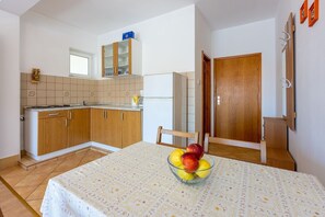 Coffee/tea maker, fridge, stovetop, cookware/dishes/utensils - Bright studio apartment with stunning sea views, private parking, barbecue (Crikvenica)