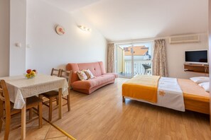Living area - Bright studio apartment with stunning sea views, private parking, barbecue (Crikvenica)