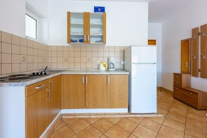 Fridge, stovetop, coffee/tea maker, cookware/dishes/utensils - Bright studio apartment with stunning sea views, private parking, barbecue (Crikvenica)