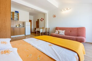 Desk, free WiFi, bed sheets - Bright studio apartment with stunning sea views, private parking, barbecue (Crikvenica)