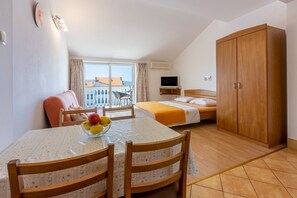 Desk, free WiFi, bed sheets - Bright studio apartment with stunning sea views, private parking, barbecue (Crikvenica)