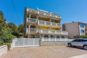 Exterior - Bright studio apartment with stunning sea views, private parking, barbecue (Crikvenica)