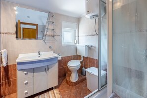 Shower, towels - Special studio apartment just 800 metres from the beach with sea view, parking space, barbecue (Crikvenica)