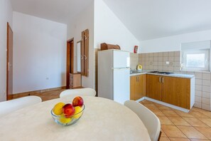 Fridge, stovetop, coffee/tea maker, cookware/dishes/utensils - Special studio apartment just 800 metres from the beach with sea view, parking space, barbecue (Crikvenica)