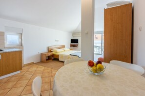Desk, free WiFi, bed sheets - Special studio apartment just 800 metres from the beach with sea view, parking space, barbecue (Crikvenica)