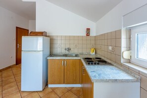 Wasserkocher mit Kaffee-/Teezubehör, Kühlschrank, Herdplatte