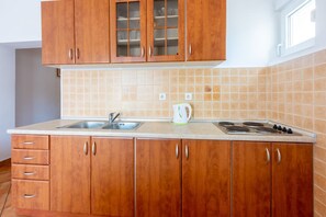 Fridge, stovetop, coffee/tea maker, cookware/dishes/utensils - Cosy apartment just 800 metres from the beach with sea view, barbecue and private parking (Crikvenica)