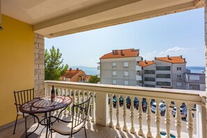 Outdoor dining - Cosy apartment just 800 metres from the beach with sea view, barbecue and private parking (Crikvenica)