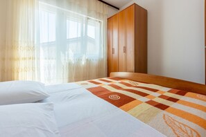 Room - Cosy apartment just 800 metres from the beach with sea view, barbecue and private parking (Crikvenica)