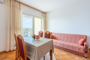 Dining - Cosy apartment just 800 metres from the beach with sea view, barbecue and private parking (Crikvenica)