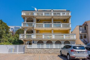 Exterior - Cosy apartment just 800 metres from the beach with sea view, barbecue and private parking (Crikvenica)