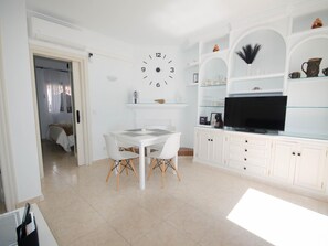 Dining - Beachside bungalow in Estepona with private patio and air conditioning (Estepona)