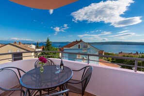 Outdoor dining - Romantic apartment just 500 metres from the sandy beach with sea view, air conditioning, WiFi (Crikvenica)