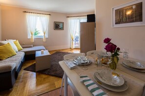 Living area - Romantic apartment just 500 metres from the sandy beach with sea view, air conditioning, WiFi (Crikvenica)