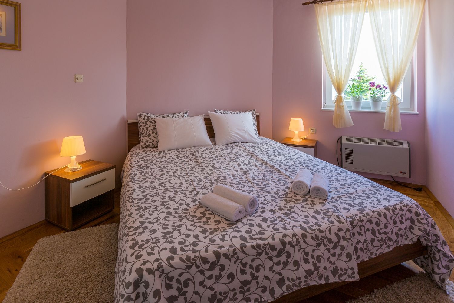 Una scrivania, Wi-Fi gratuito, lenzuola