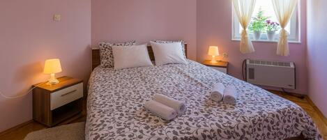 Una scrivania, Wi-Fi gratuito, lenzuola