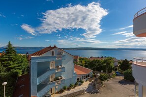 Exterior - Romantic apartment just 500 metres from the sandy beach with sea view, air conditioning, WiFi (Crikvenica)