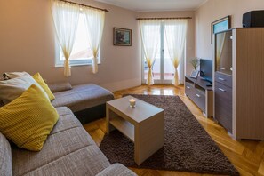 Living area - Romantic apartment just 500 metres from the sandy beach with sea view, air conditioning, WiFi (Crikvenica)