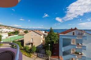 Property grounds - Romantic apartment just 500 metres from the sandy beach with sea view, air conditioning, WiFi (Crikvenica)