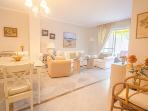 TV - Apartment in Marbella near Puerto Banús with pools and terrace (Marbella)