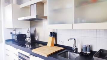 Een koelkast, een magnetron, een oven, een vaatwasser