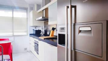 Een koelkast, een magnetron, een oven, een vaatwasser