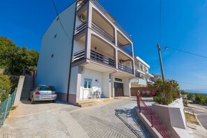 Exterior - Romantic studio apartment just 650 metres from the beach with sea views, gym (Crikvenica)