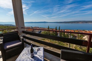 Outdoor dining - Romantic studio apartment just 650 metres from the beach with sea views, gym (Crikvenica)