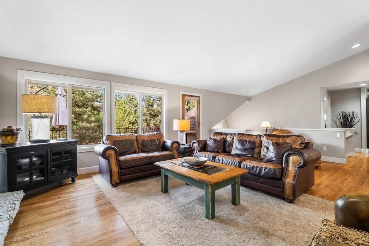 Télévision, cheminée, lecteur de DVD, chaîne hi-fi