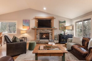 TV, fireplace, DVD player, stereo - Theater + Hot Tub, SHARC, Sleeps 10, 2 Decks (Sunriver)