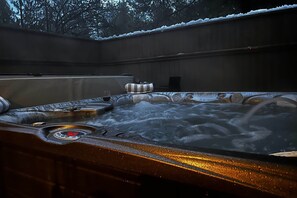 Outdoor spa tub - Theater + Hot Tub, SHARC, Sleeps 10, 2 Decks (Sunriver)
