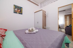 Escritorio, wifi gratis y ropa de cama 