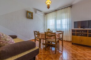Living area - Charming apartment just 650 metres from the beach with sea views, BBQ area, private parking (Novi Vinodolski)