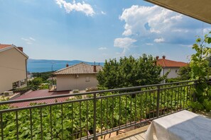 Property grounds - Charming apartment just 650 metres from the beach with sea views, BBQ area, private parking (Novi Vinodolski)